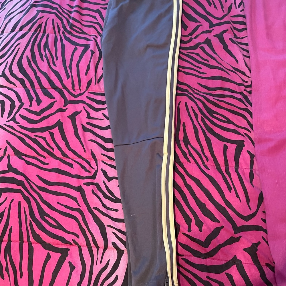ESSENTIALS SINGLE JERSEY TAPERED OPEN HEM 3-STRIPES PANTS